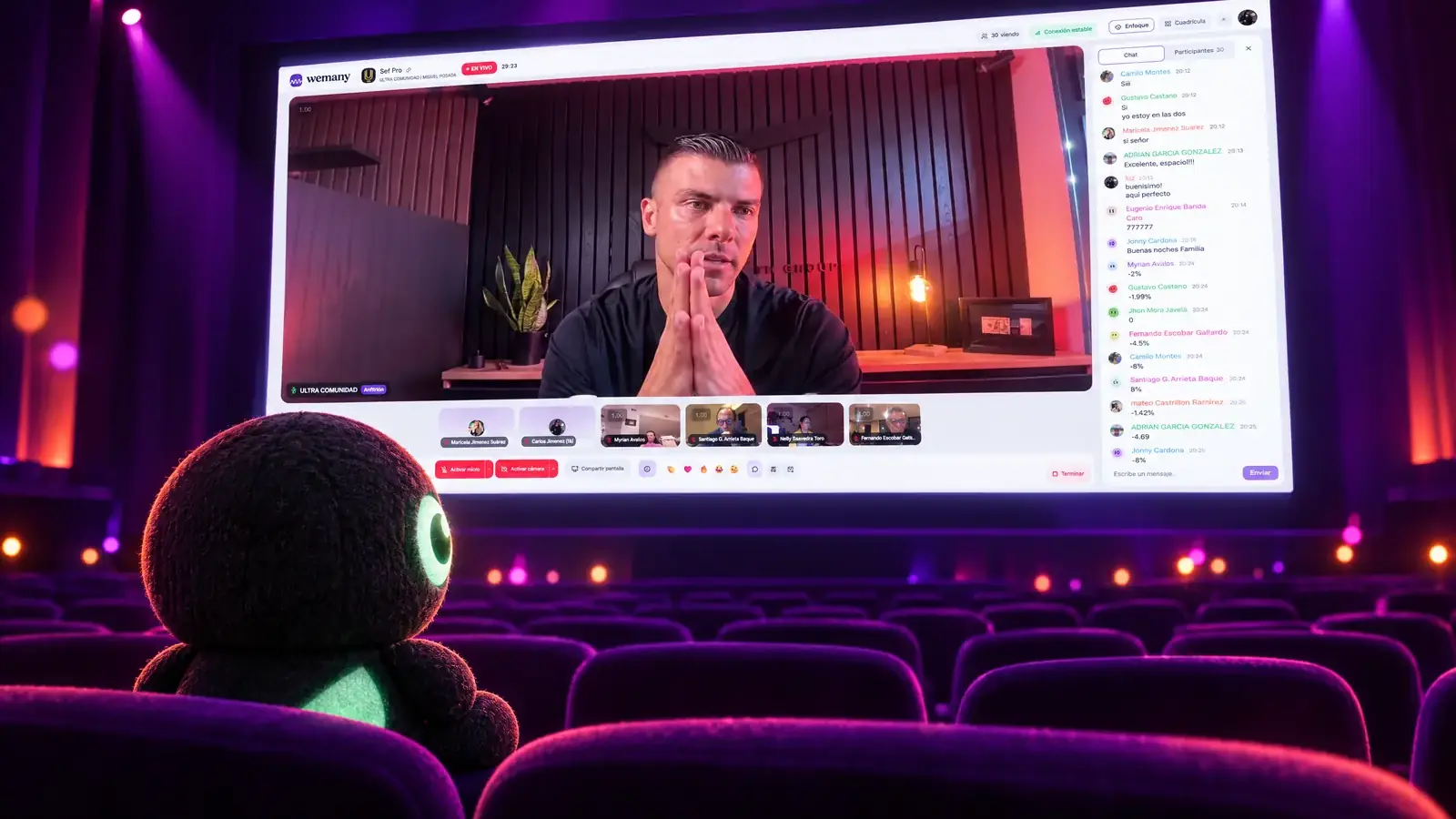 We sentado en la primera fila de un auditorio mira la pantalla gigante con una transmisión en vivo real de WEMANY